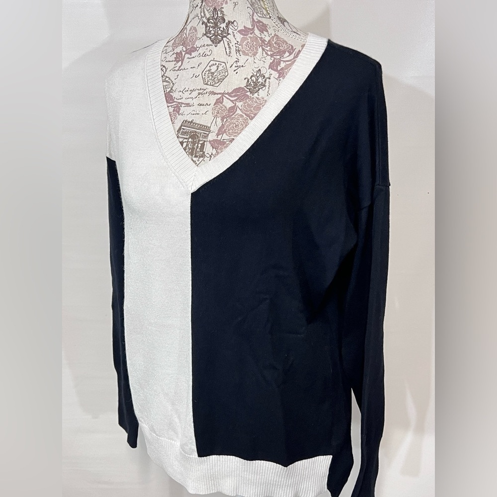 JEANS by BUFFALO Black and white color block V‎ neck sweater size S. - Picture 2 of 12